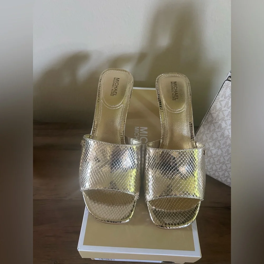 Michael Kors Cara Metallic Snake Embossed Mule In Pale Gold Size 7 NIB🌟 - Picture 2 of 4